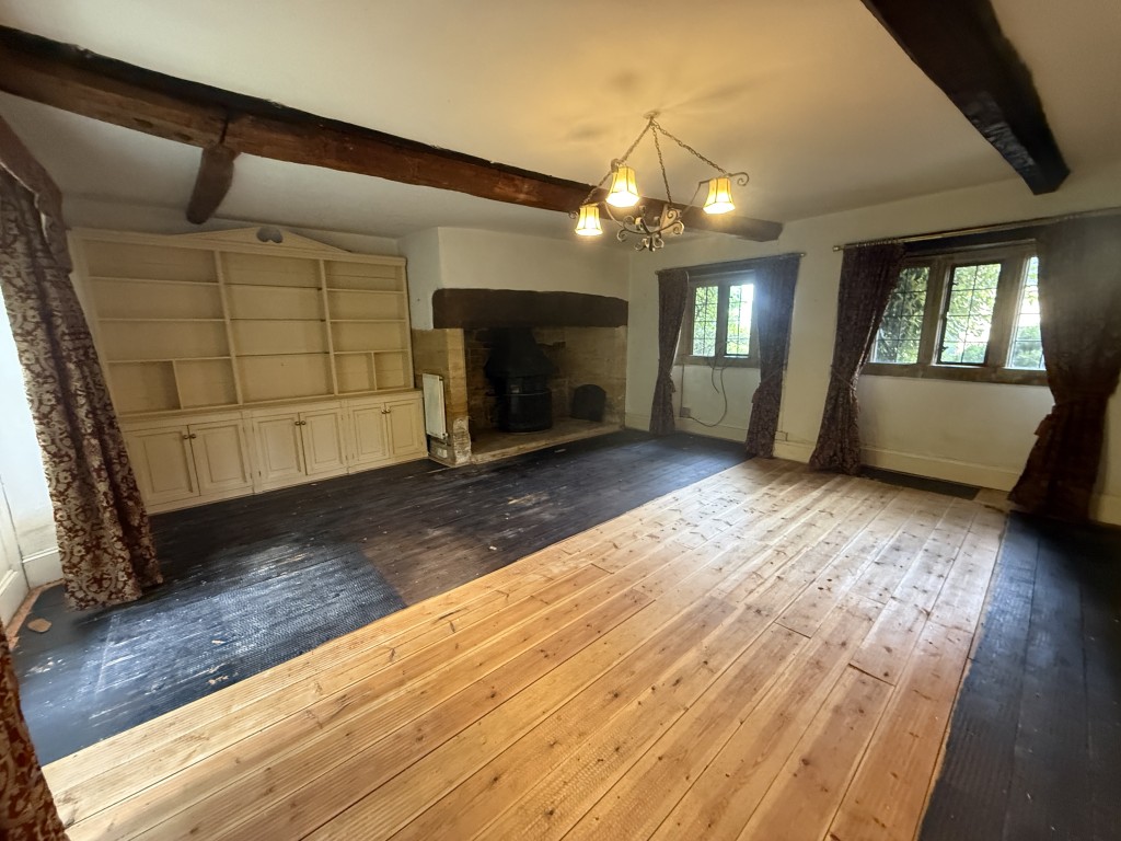 Lot: 99 - CHARACTER SEMI-DETACHED COTTAGE FOR UPDATING WITH LARGE GARDENS - Main living room with inglenook fireplace
